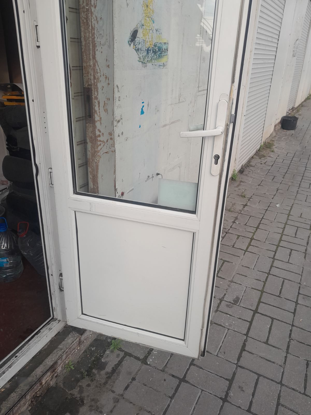 Продам пластиковую дверь