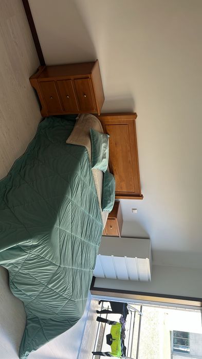 Vende se cama com criados em excelente estado, sem colchão