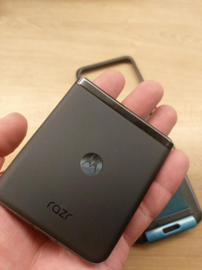 Motorolą razr 40 Ultra stan bdb