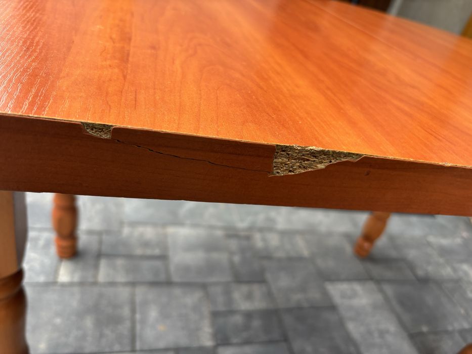 Stół owalny rozsówany .