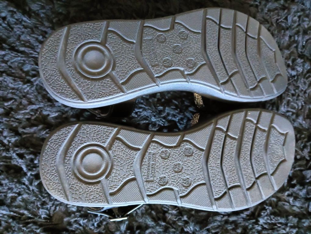 Sandália preta com pedras prateadas  , marca Confort  tamanho 37  .