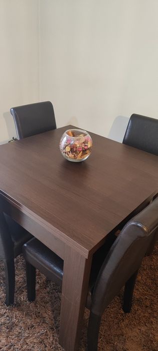 Vendo mesa em madeira extensível, com 4 cadeiras em pele.