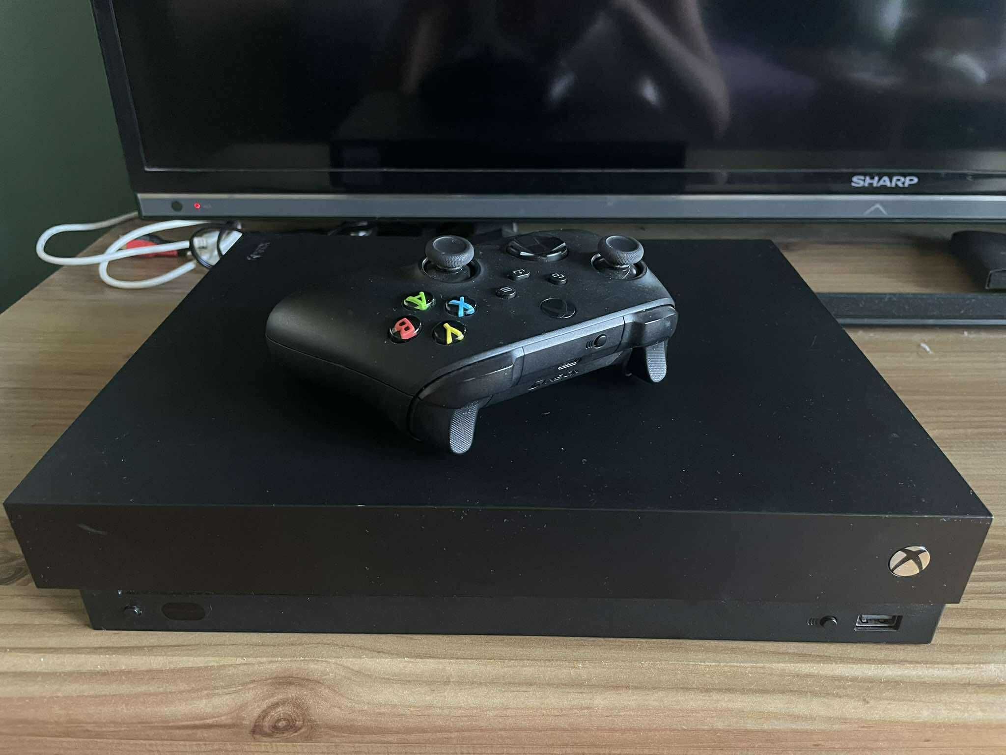 konsola Xbox one X dysk 1TB + pad