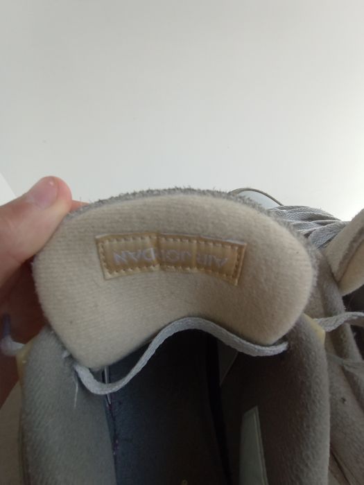 Buty Jordan 4 Photon Dust
W rozmiarze 44