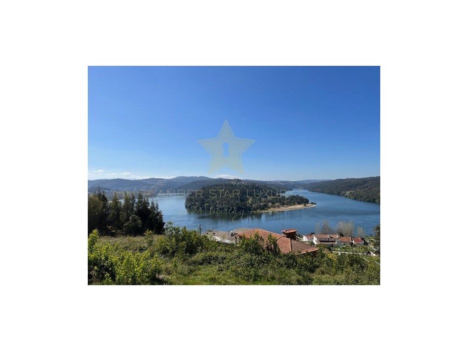 Terreno com vista privilegiada sobre o Rio Douro