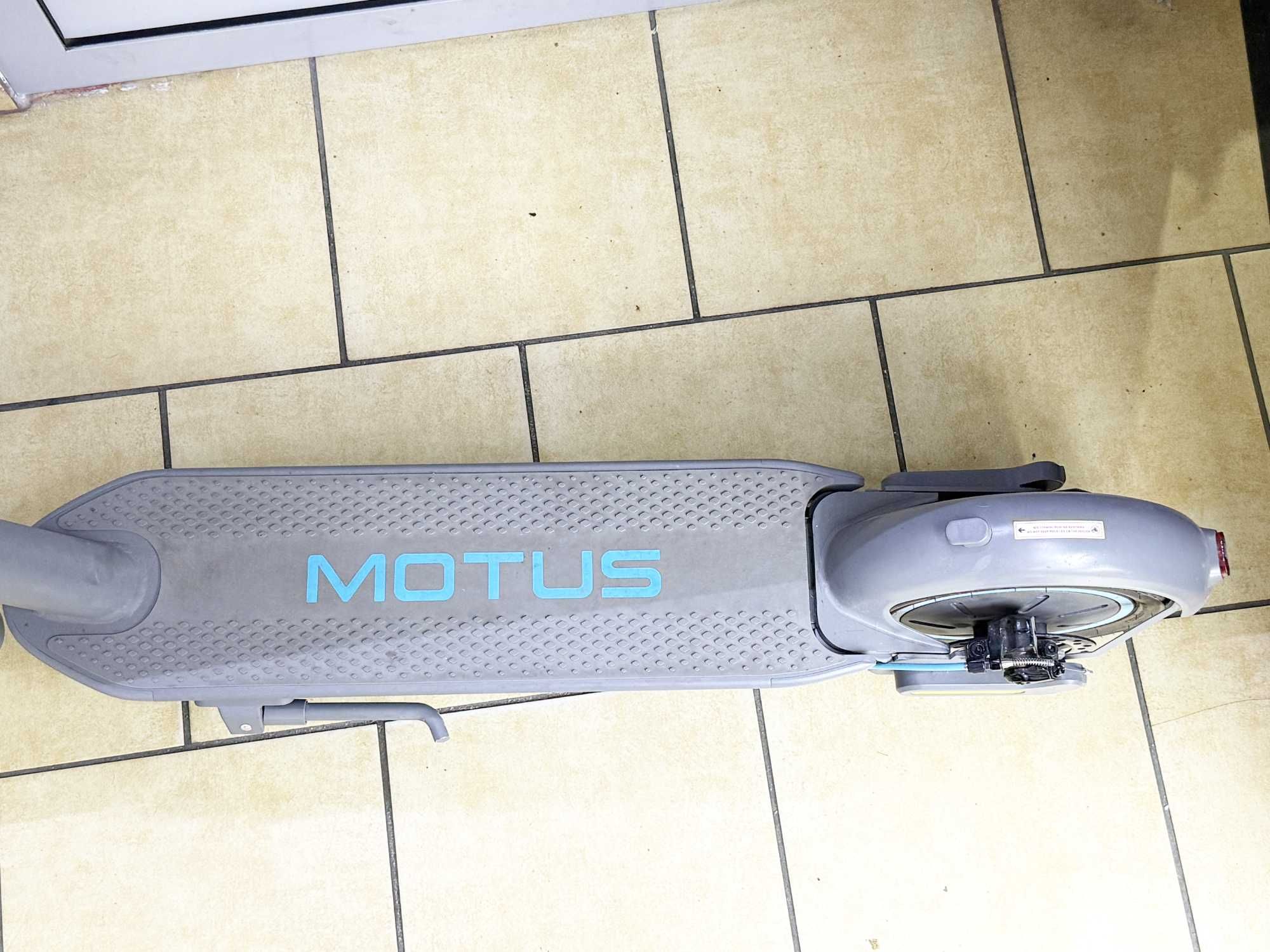 Hulajnoga Motus Scooty 10 PLUS 2023 + Ładowarka + Akcesoria
