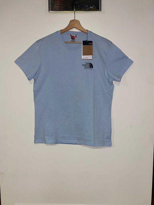 T-shirts de marca totalmente novas