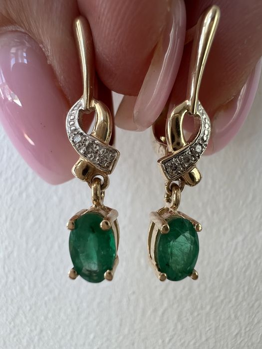 Золотые серьги с бриллиантами и изумрудами желтое золото 585 проба