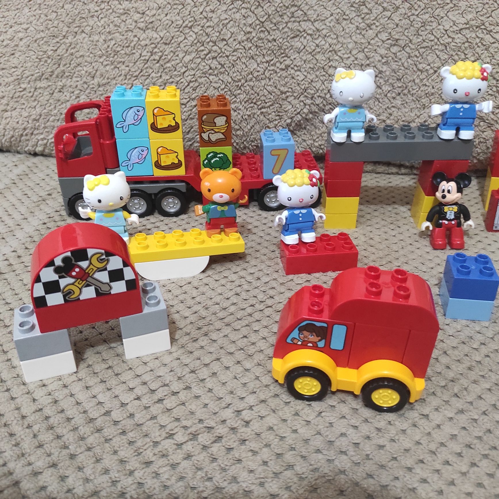 LEGO Duplo mix klocków z różnych zestawów.
Myszka Miki 
Tir z czerwoną