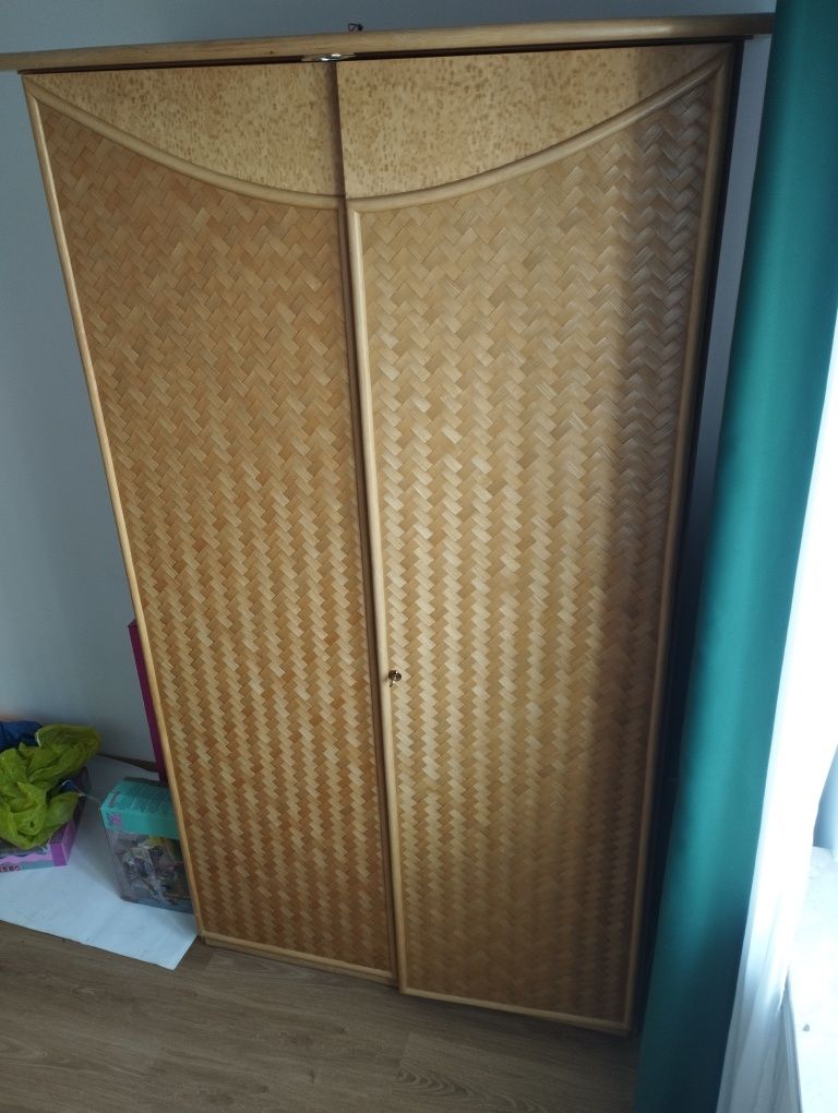Szafa z rattanowymi drzwiami