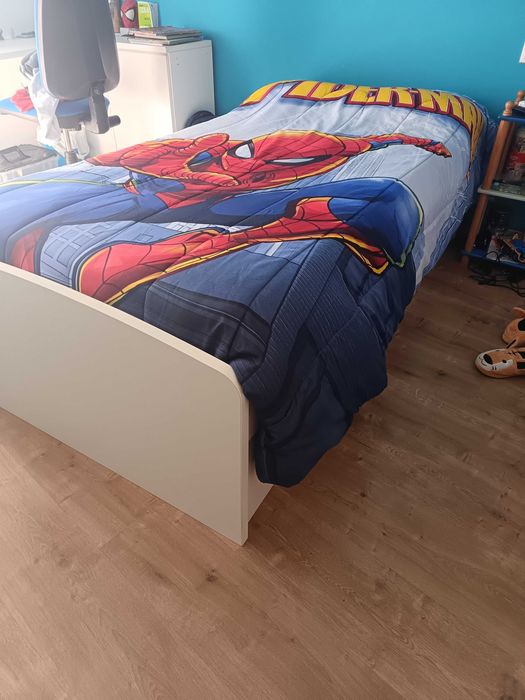 Cama de criança com gaveta de arrumação
