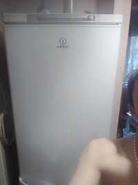 Холодильник індезіт в робочому,нормальному .Терміново!