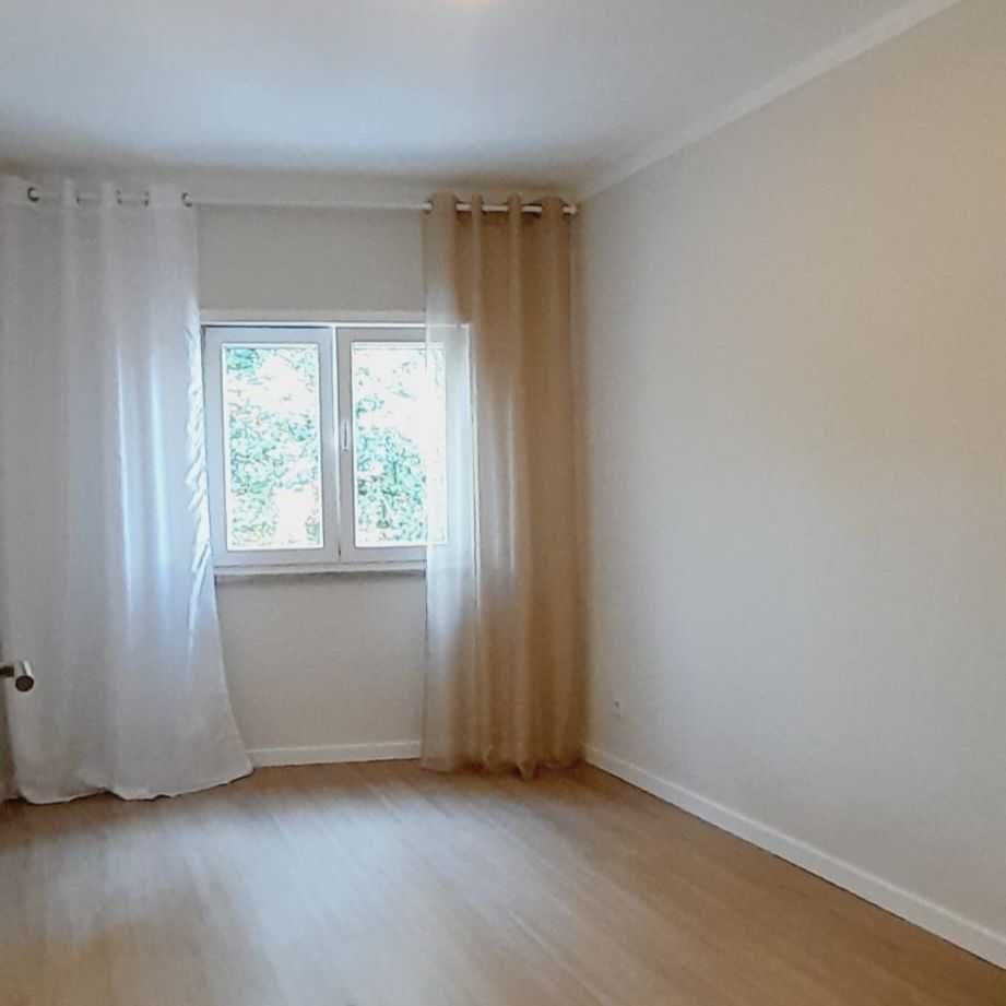 Vende-se moradia V2 em Sesimbra Corredoura