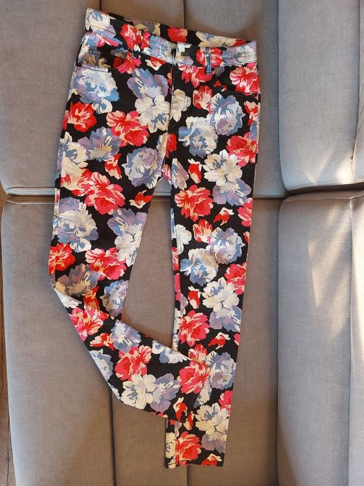Spodnie/jeansy w kolorowe kwiaty.