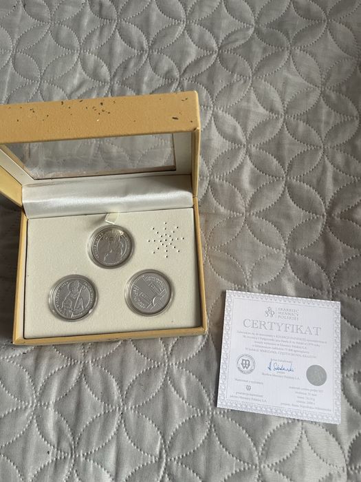 Srebrne monety z papiezem i grającą pozytywką