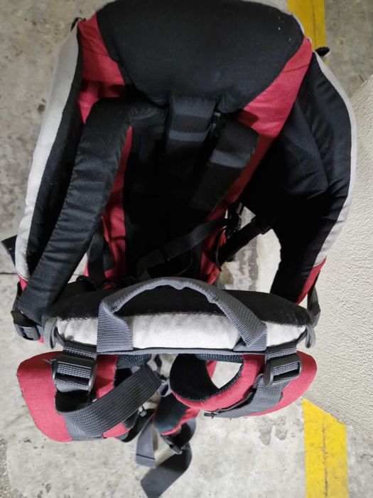 Mochila porta bebê com protetor de sol, e chuva e compartimentos