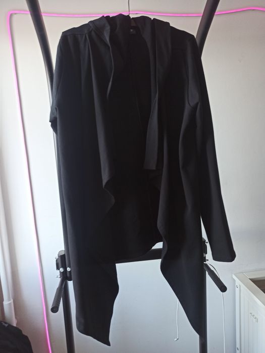 Stylowy czarny płaszcz z kapturem – Amenomen. Tylko dbiór osobisty