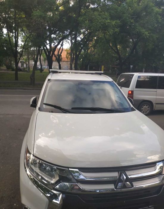 Нові Поперечні дуги B 47 G 39 на дах Mitsubishi Outlander.