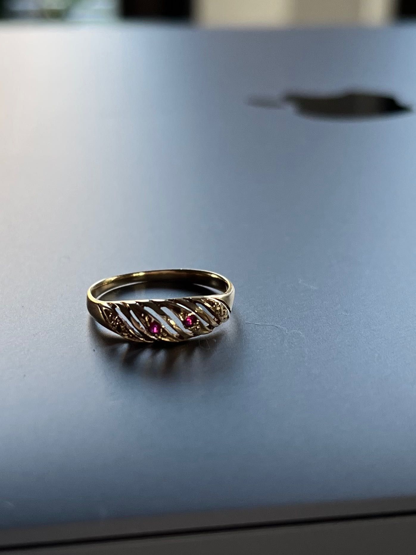 Złoty pierścionek próba 585 z 2 rubinami, średnica 17,3 mm