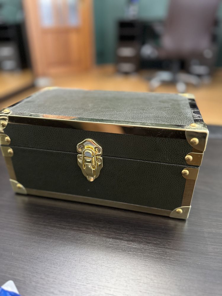 Pudełko Skórzane z złotymi ramkami nowe