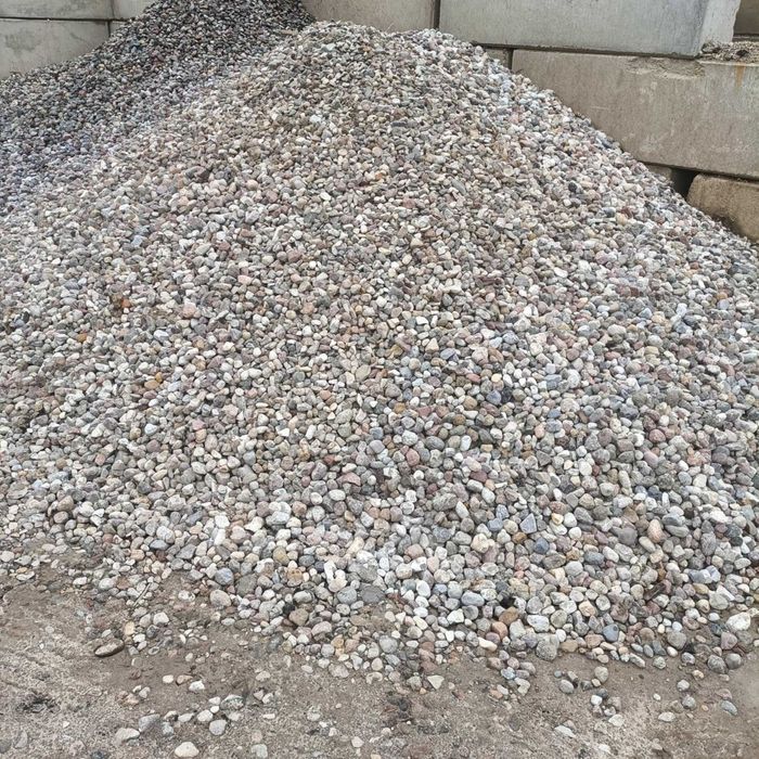 Czarnoziem 75 zł metr żwir 35 zł tona drewno 90 zł metr kamień 130 zł