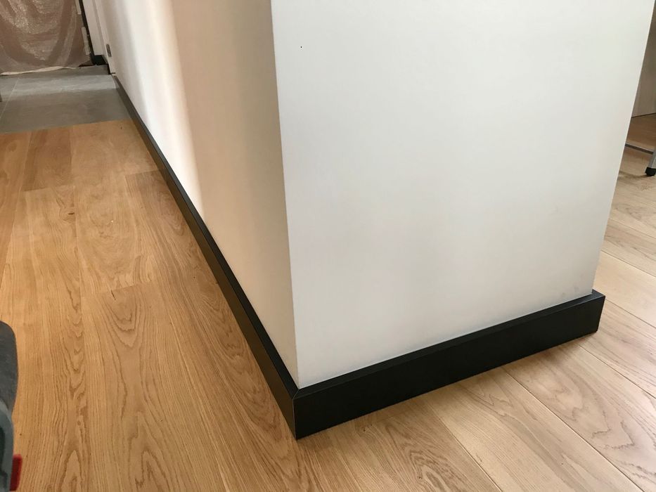 Montaż listew przypodłogowych parkietu paneli podłogowych deski