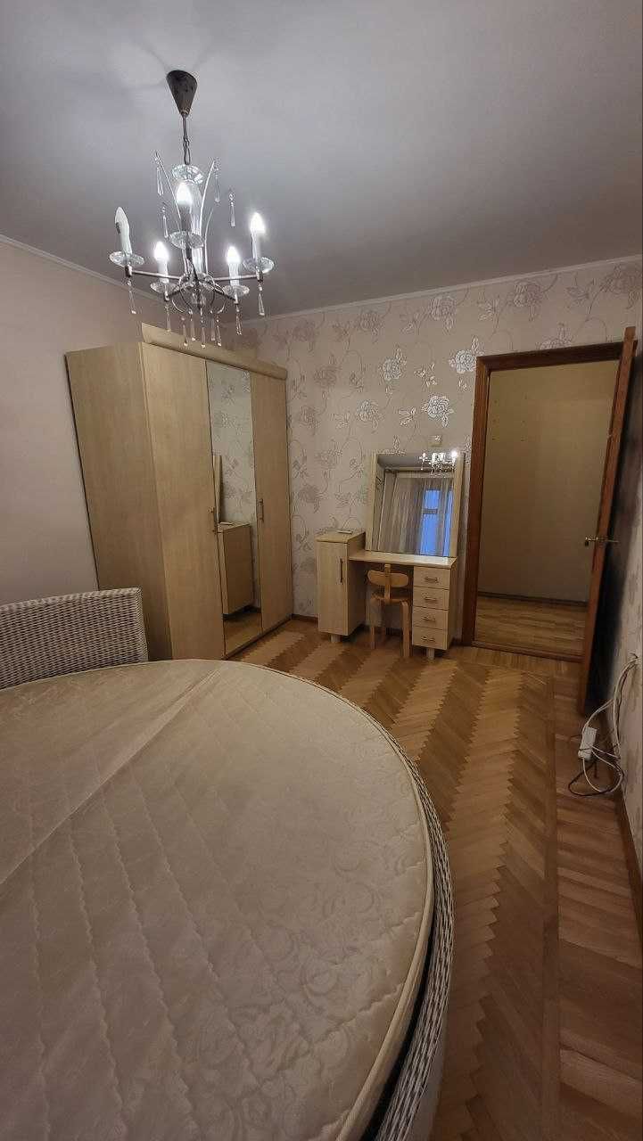 3 к. квартира с ремонтом и мебелью, м. Холодная гора