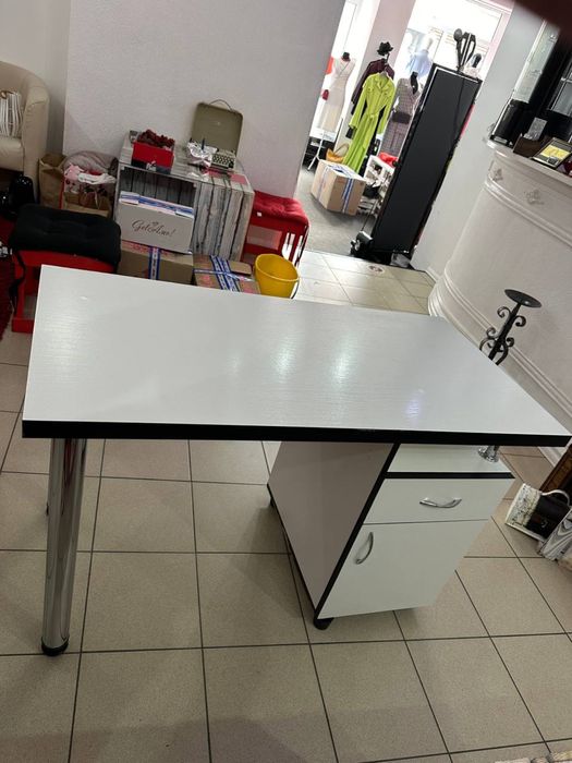 Сучасний письмовий стіл.