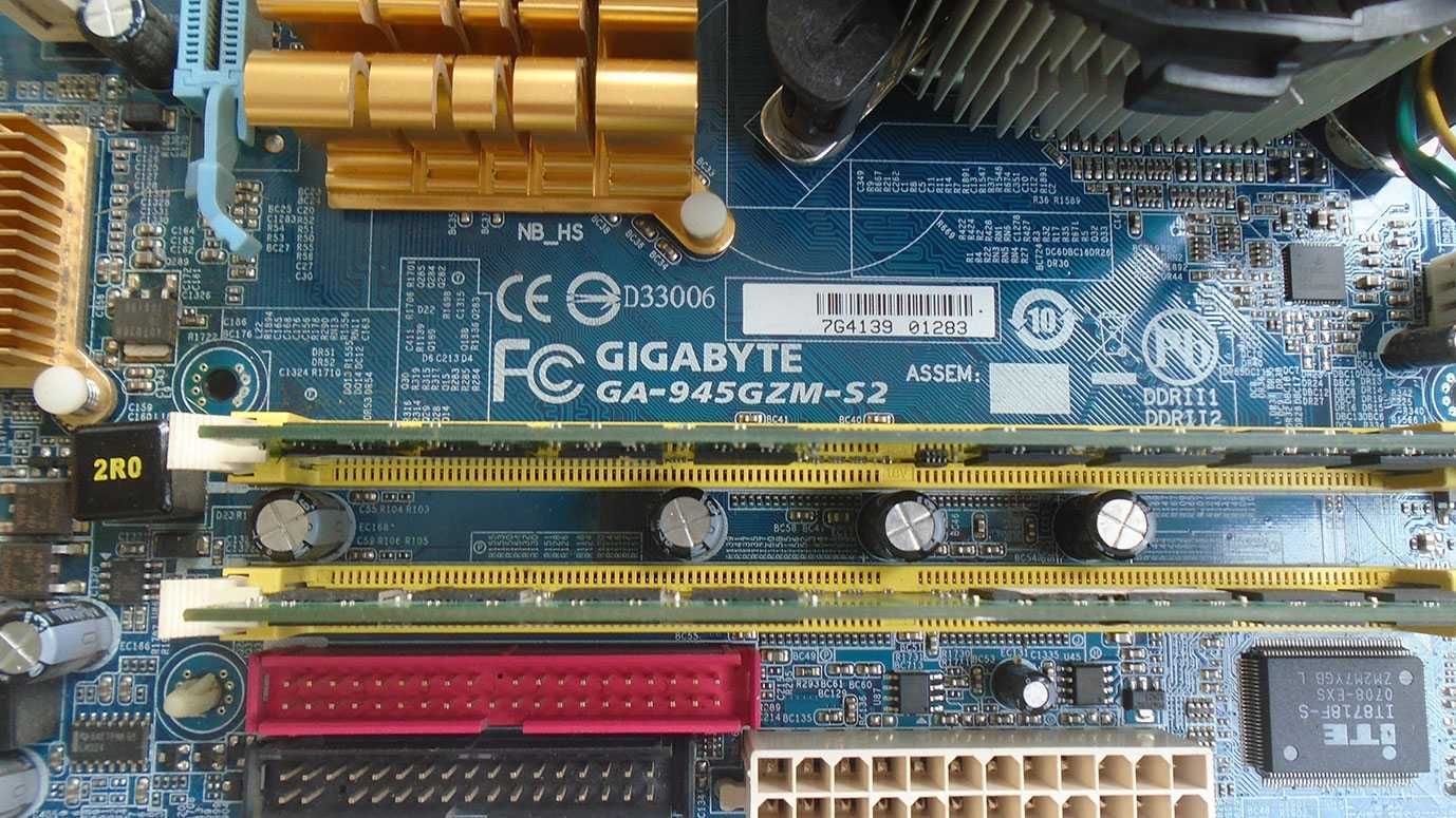 Комплект мат. плата Gigabyte GA-945GZM + процессор + кулер + ОЗУ