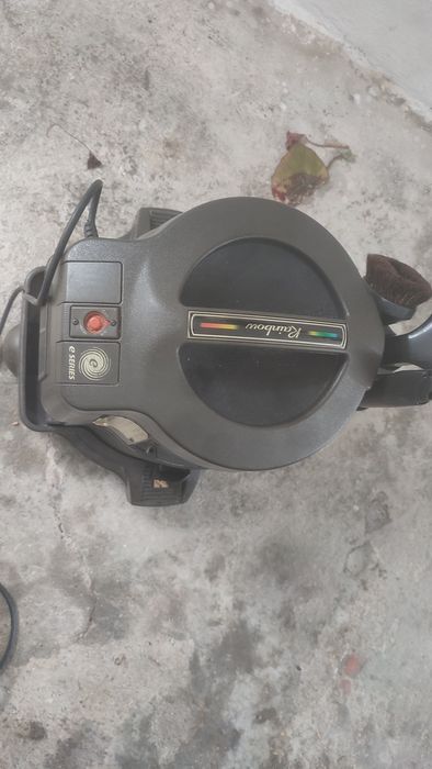 Carcaça de aspirador Rainbow com acessórios.