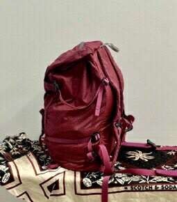 Norrøna Falketind plecak trekkingowy 30L 
kolor:bordo róż
Stan:bardzo