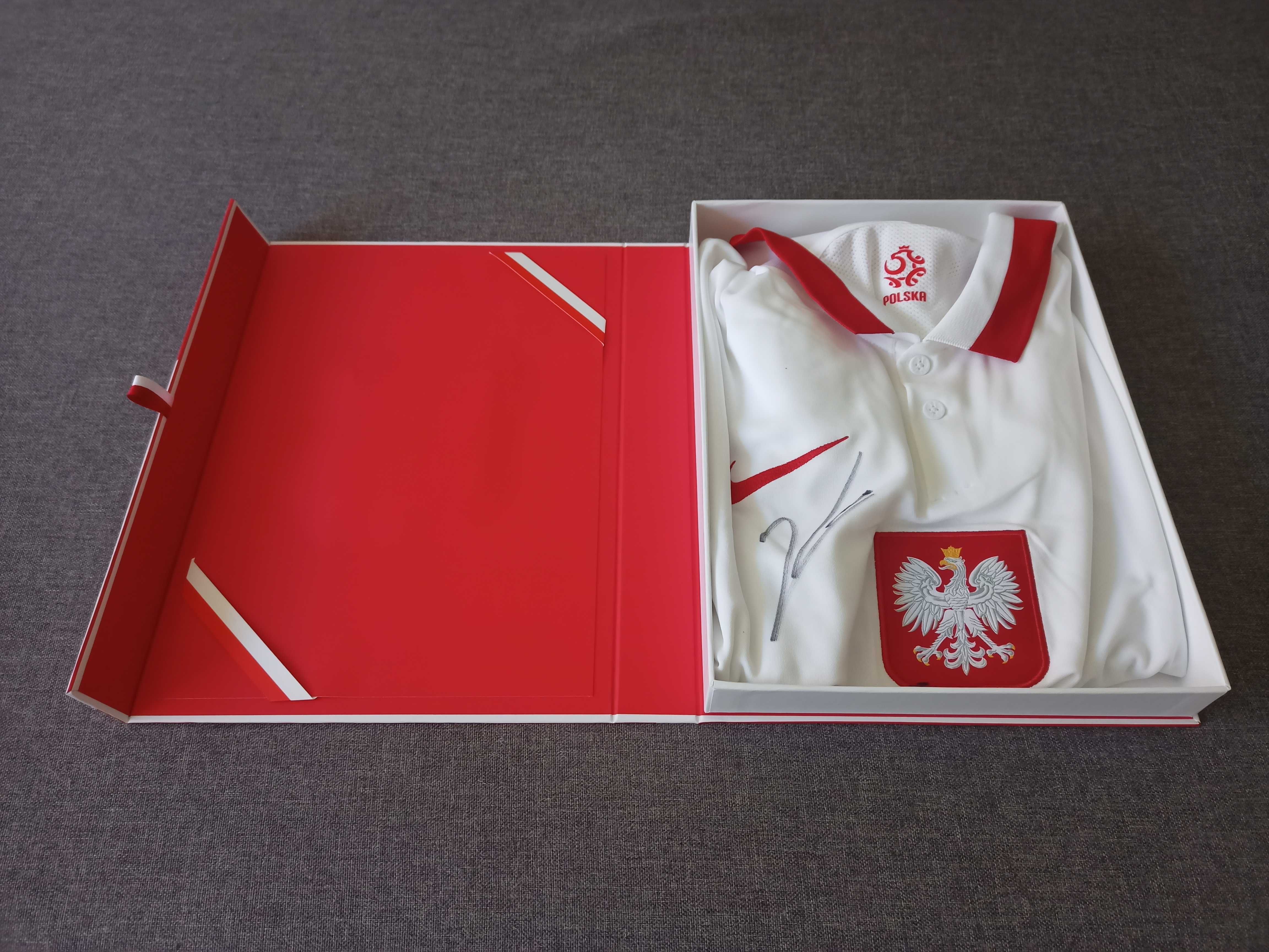 Koszulka piłkarskiej Reprezentacji Polski z autografami