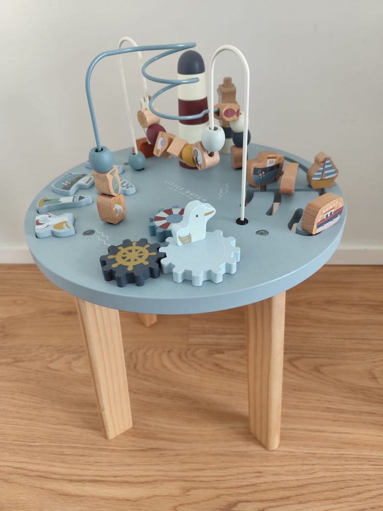 Mesa de atividades de sailors bay