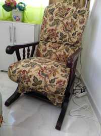 Cadeira de baloiço em madeira e tecido florido
