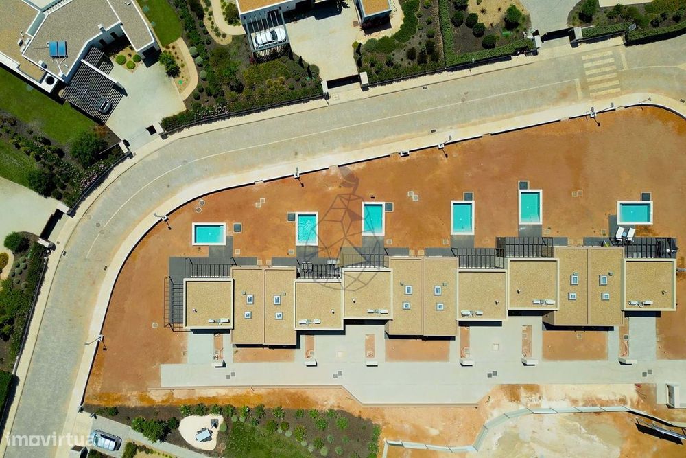 Moradia em banda com piscina em primeira fase de construção em Silves