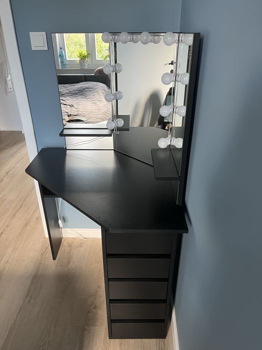 Elegancka toaletka narożna z lustrem i oświetleniem LED