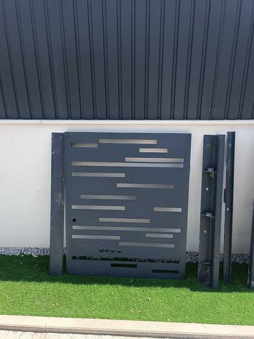 Portão metálico moderno com porta