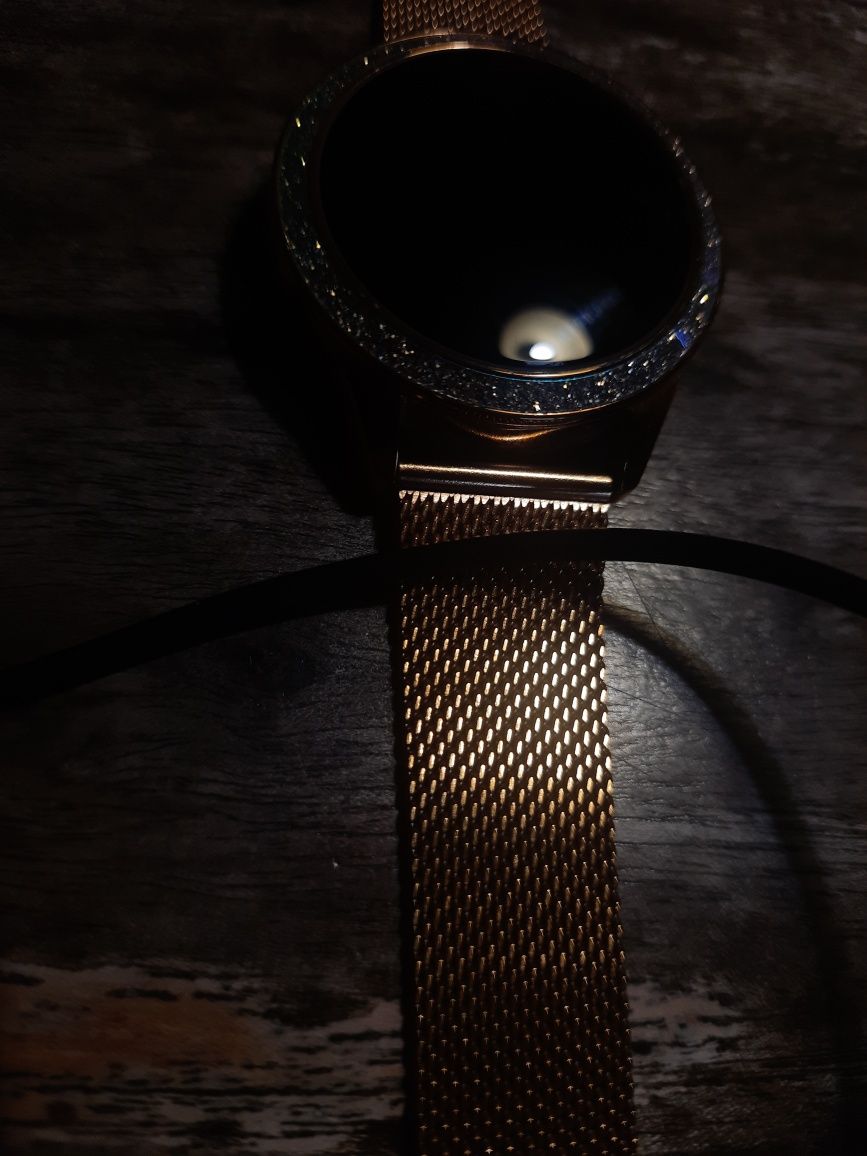 Smartwach z kabelkiem do ładowania elegancki design