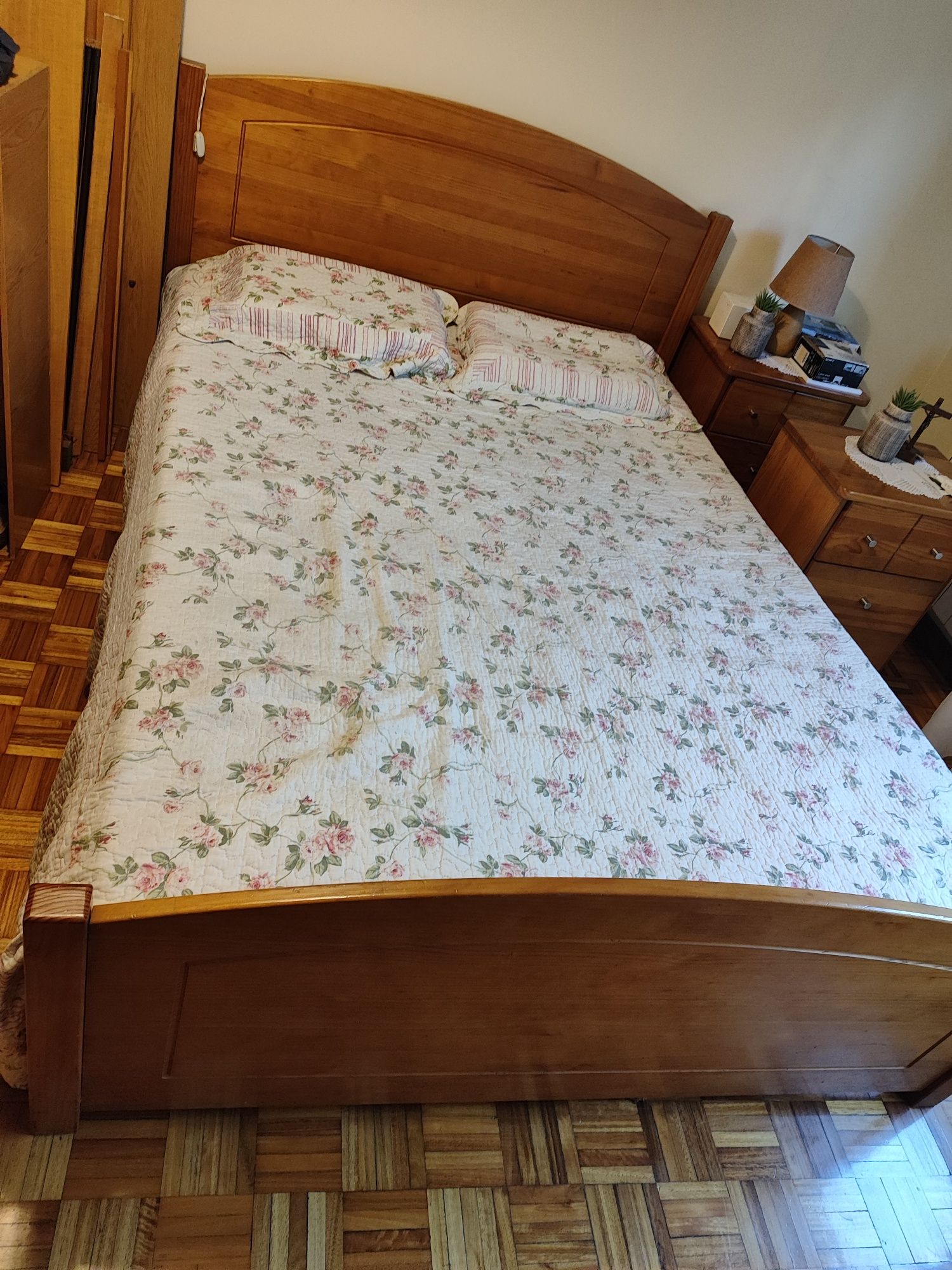 Quarto casal em madeira