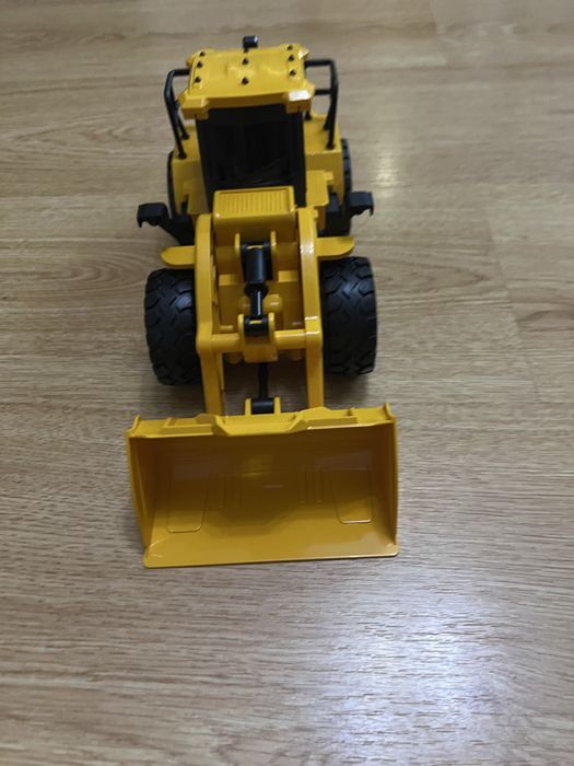 Трактор на радіокеруванні