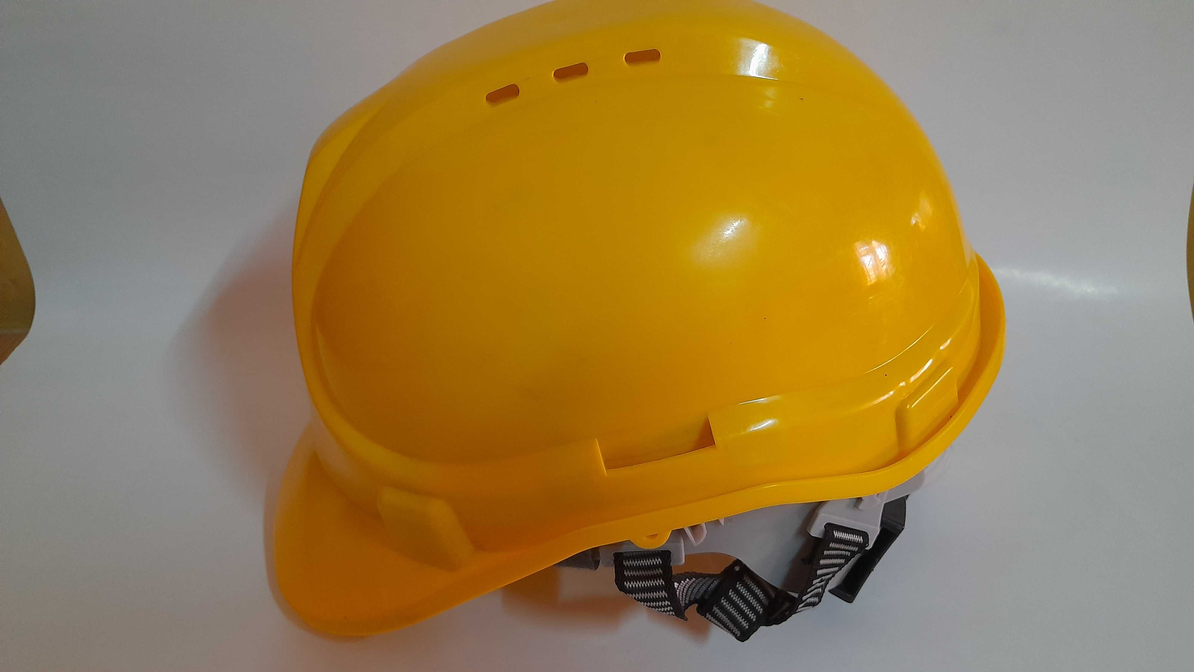 Kask budowlany,słuchawki ochronne i rękawice.