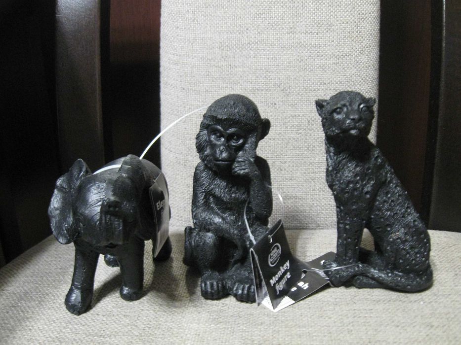 Sprzedam figurki dzikich zwierząt małpka i słoń.