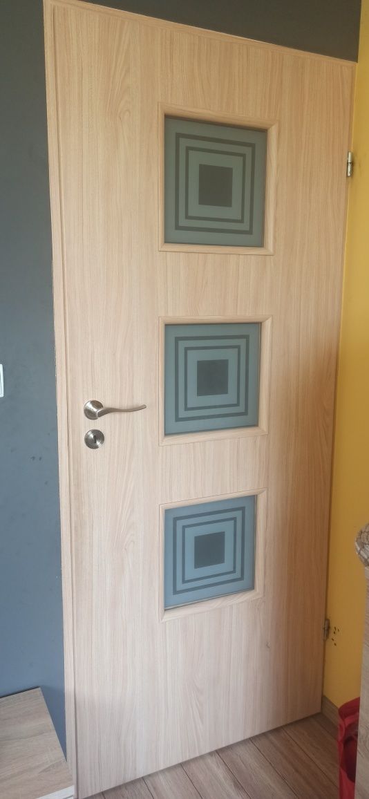 Drzwi 80 x3  z ościeżnicami +klamki