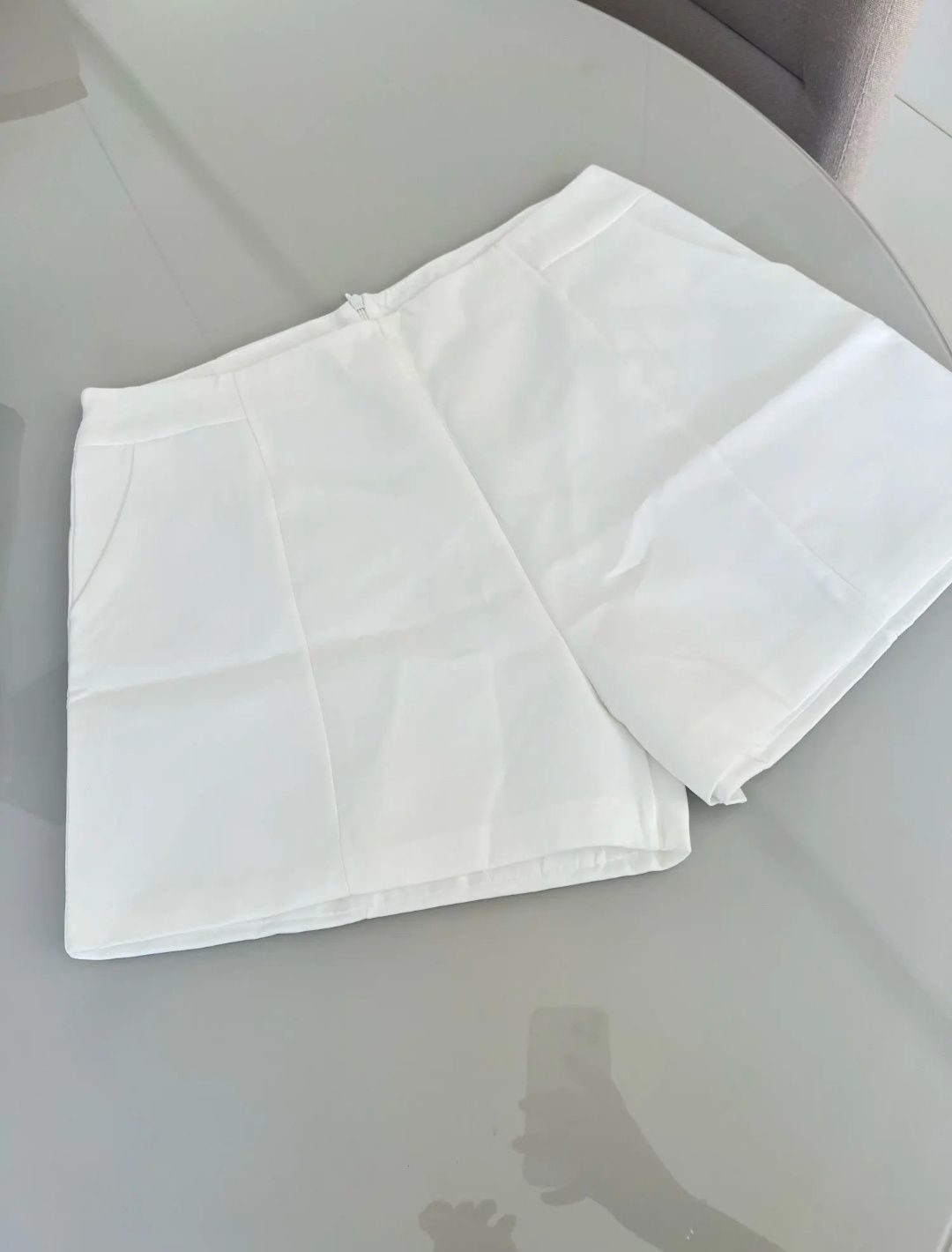 Білі класичні шорти розмір М-Л
