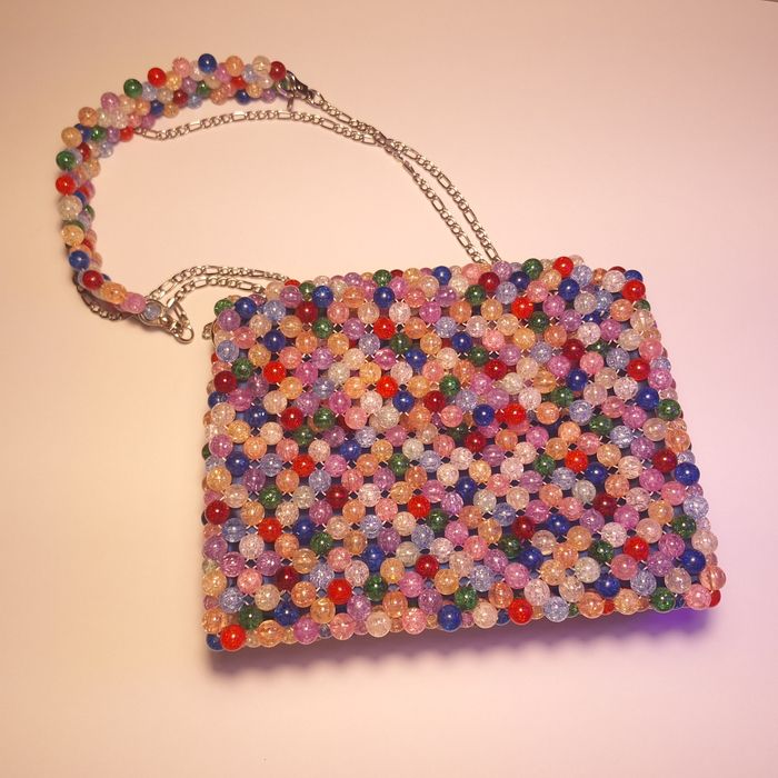 Кольорова сумка з намистин