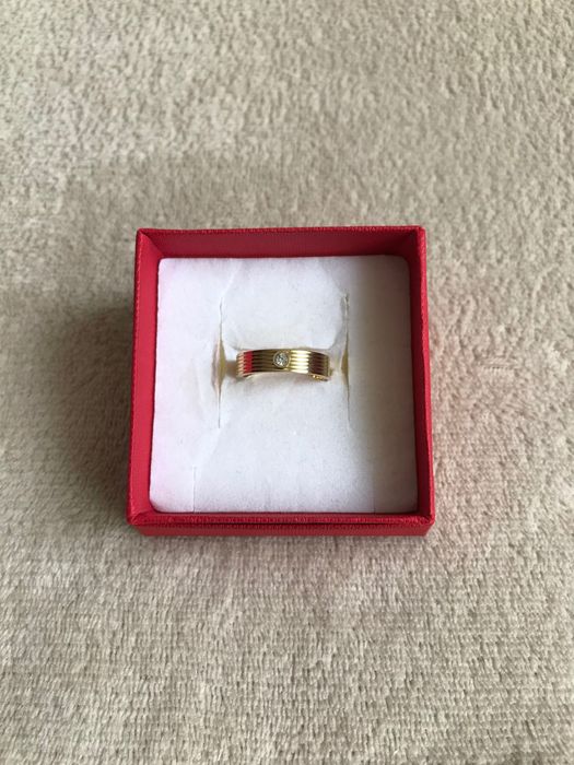 Pierścionek w stylu obrączki z cyrkonią stal chirurgiczna kolor złoty