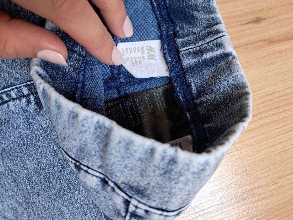 Spodnie jegginsy H&M 62 dla dziewczynki. Fajny efekt przetarcia. Mięci