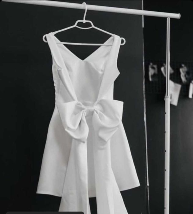 Продам вишукану сукню з шлейфом- бантом. Розмір М