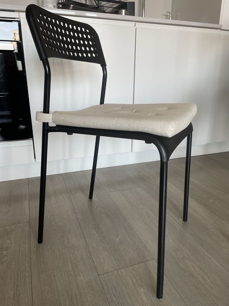 Czarne krzesło Ikea