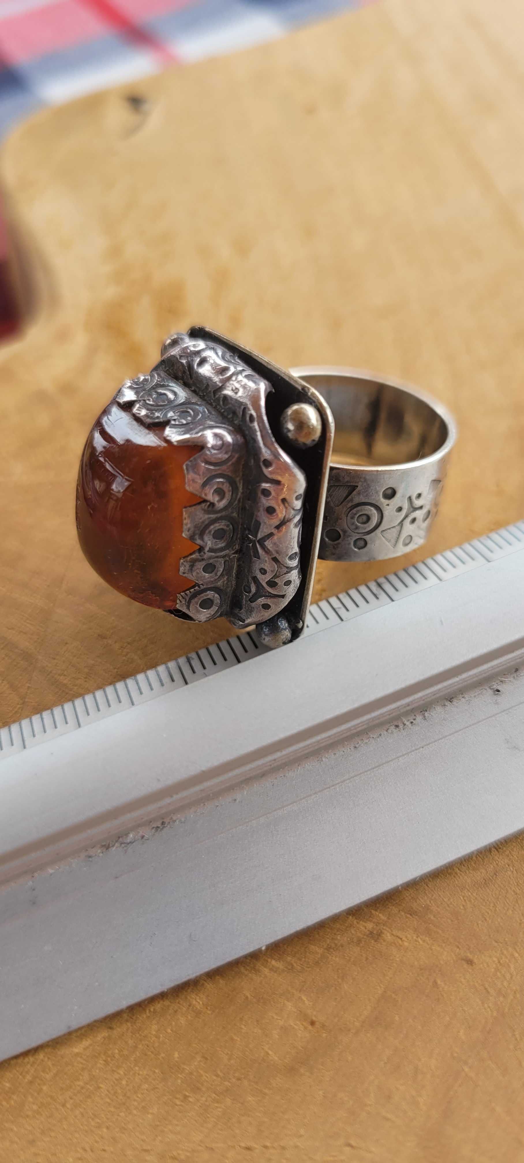Srebrny bardzo duży pierścionek DS Szuliński bursztyn Plastyka Orno